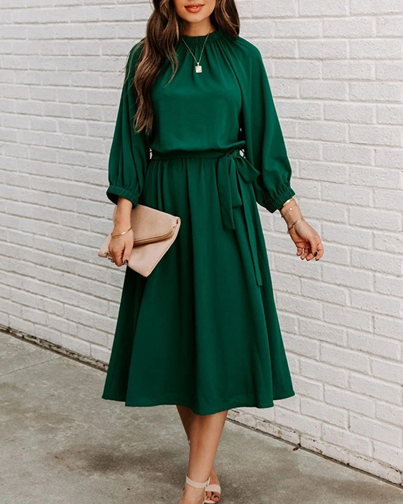 Levoire | Élégante Robe Midi Avec Encolure Ronde Et Ceinture Dans Un Style Luxueux