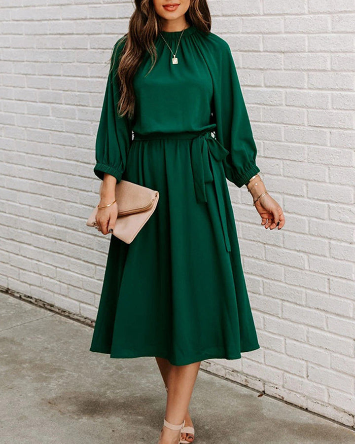 Levoire | Élégante Robe Midi Avec Encolure Ronde Et Ceinture Dans Un Style Luxueux