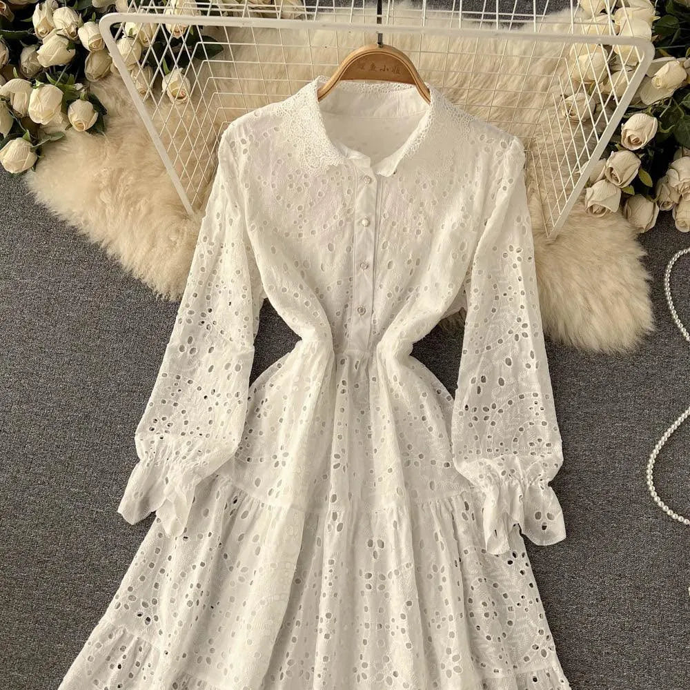 Levoire | Robe pour femmes avec découpe en dentelle et ouverture sur le devant