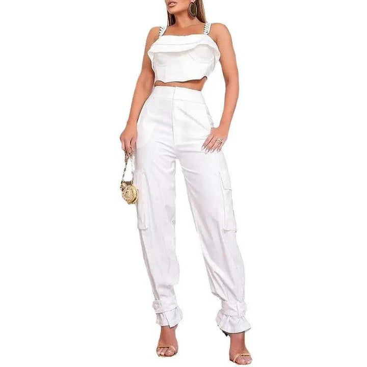 Levoire | Ensemble femme avec des pantalons taille haute, attachés aux chevilles, et un col carré uni
