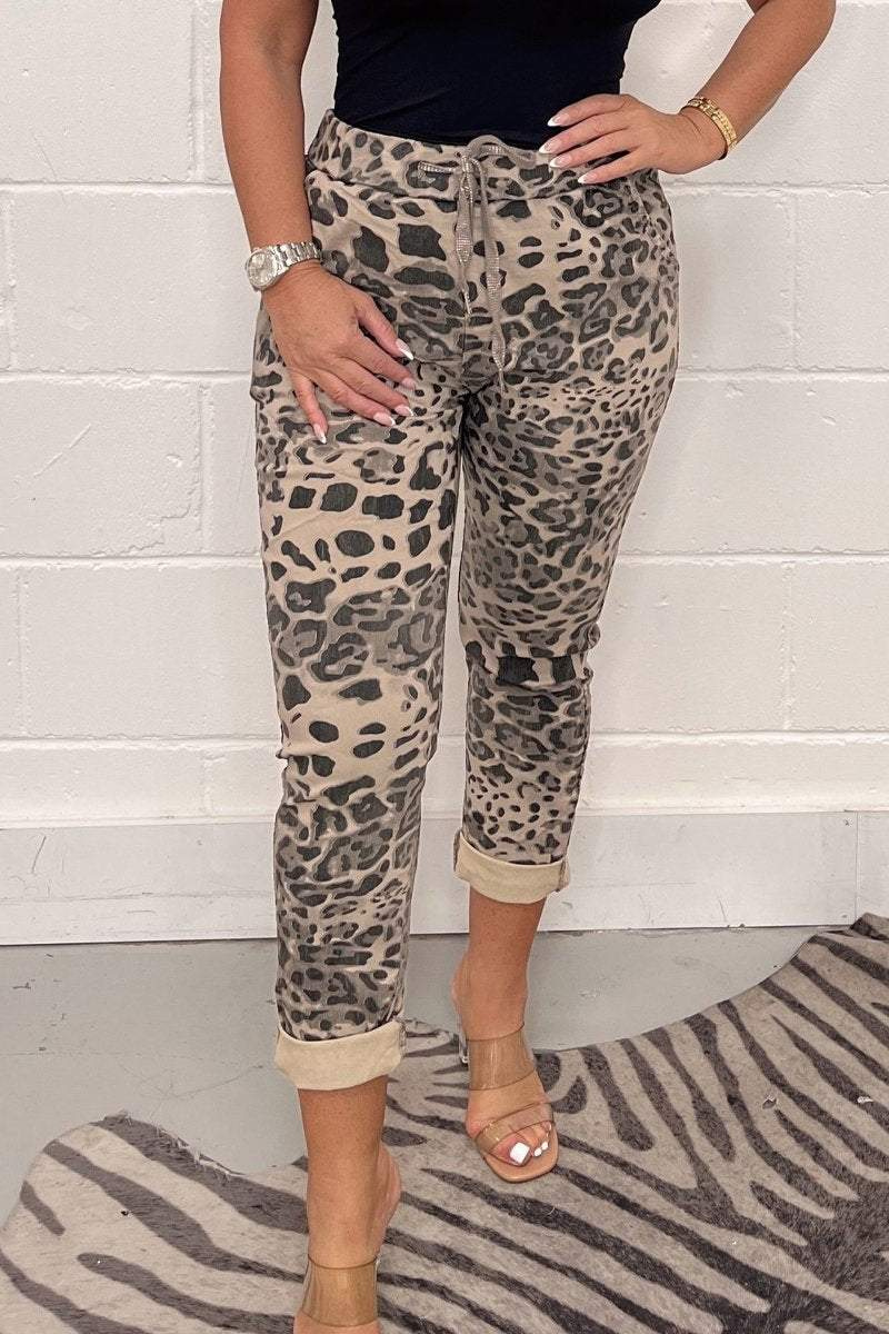 Levoire | Pantalon camouflage femme en coton avec fermeture à cordon Braun Léopard