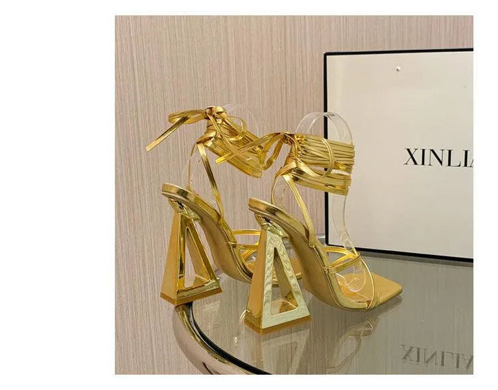 Levoire | Chaussures géométriques à talon avec sangle à la cheville