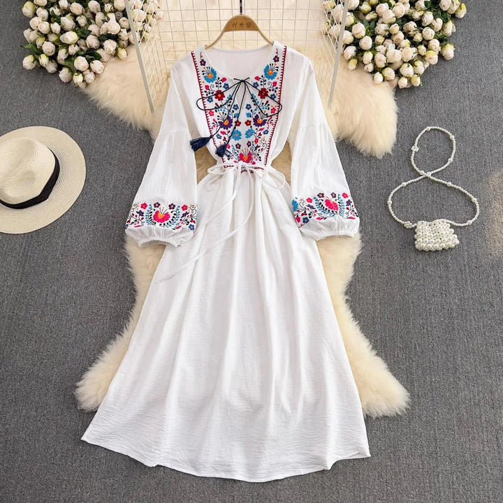 Levoire | Robe à larges manches avec des décorations à la taille en liens d'attache et en franges brodées Blanc Taille libre