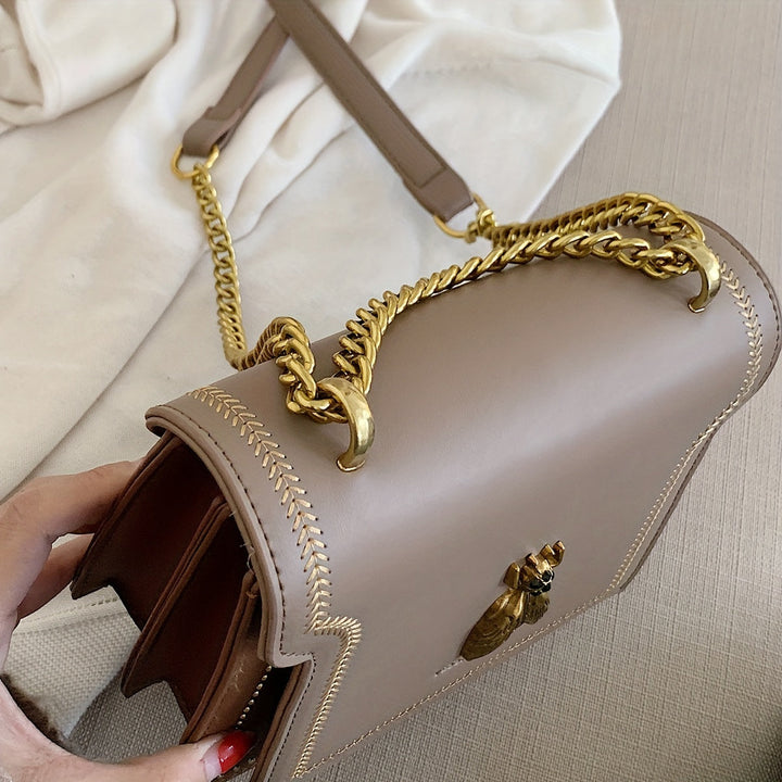 Levoire | Sac À Main Élégant En Cuir Vegan Avec Pendentif Abeille