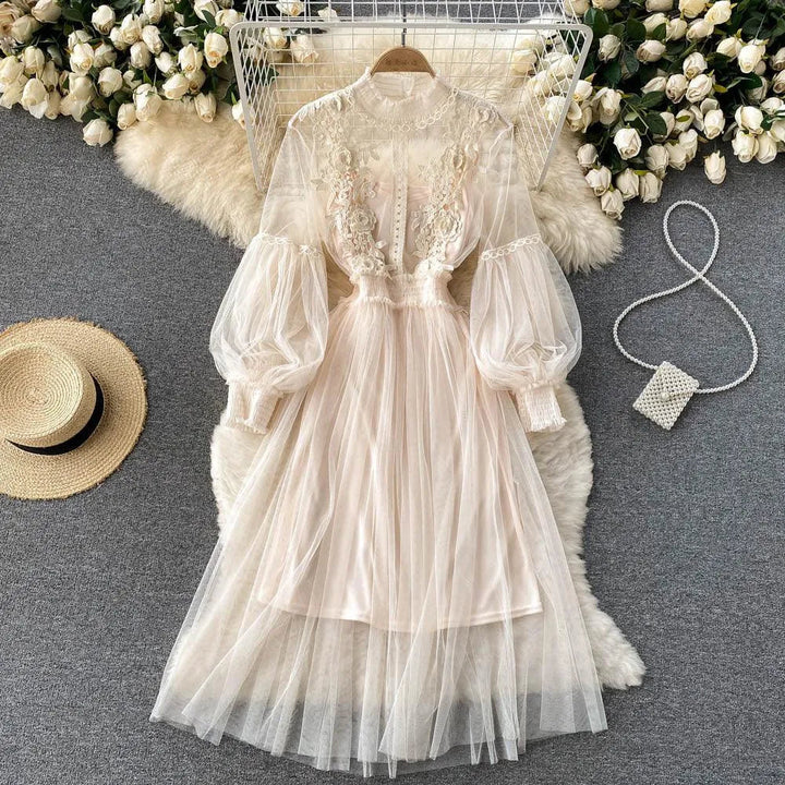 Levoire | Robe femme avec un design en mesh tempétueux avec des fleurs Blanc Une taille