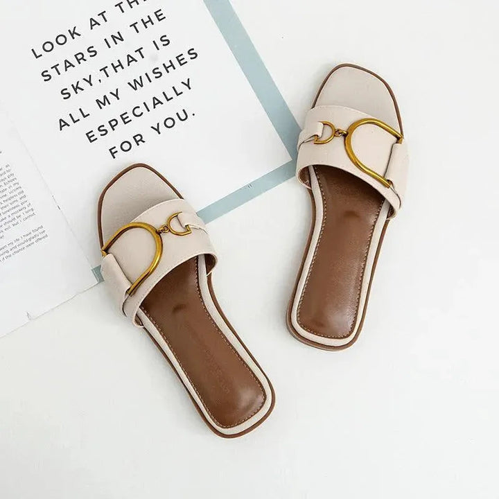 Levoire | Sandales plates élégantes avec boucle dorée Abricot