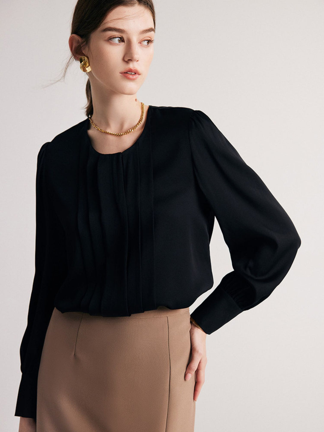 Blouse en Soie Col Rond avec Volants sur le Buste Noir