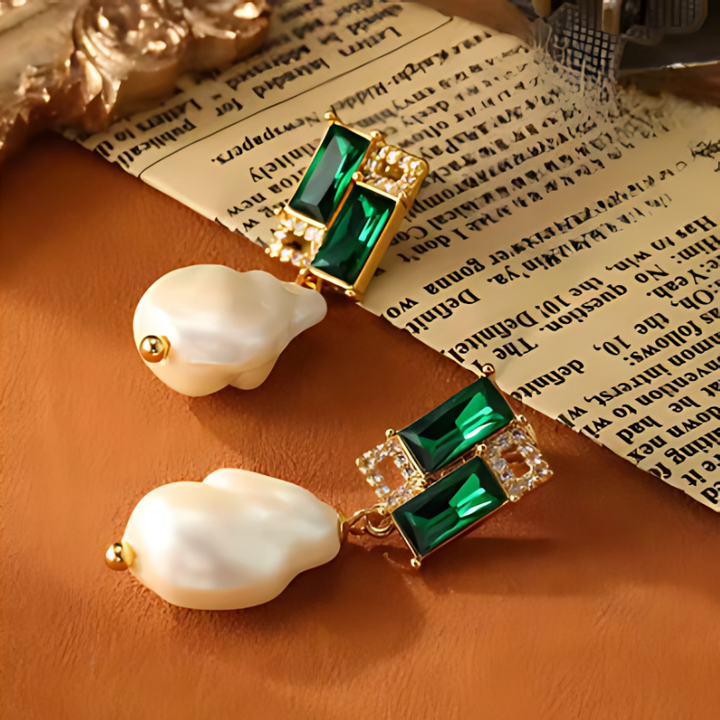Levoire | Boucles D'Oreilles En Forme De Casque Avec Verre Vert
