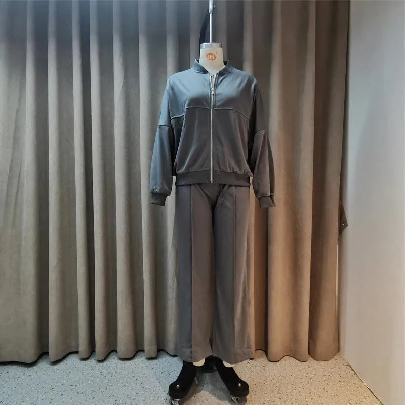 Levoire | Complété avec un pantalon décontracté et un pull zippé uni