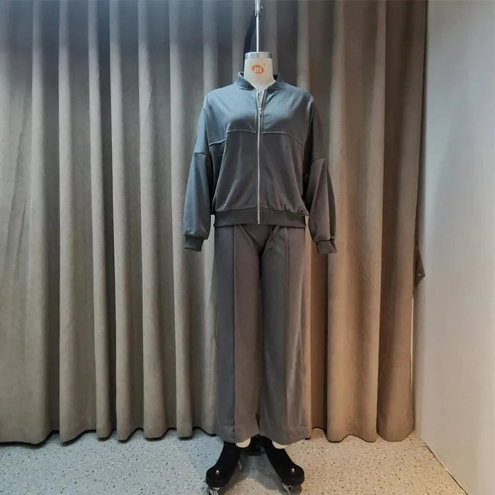 Levoire | Complété avec un pantalon décontracté et un pull zippé uni