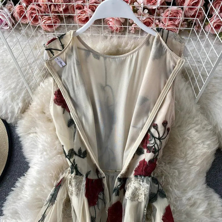Levoire | Robe pour femme à encolure ronde avec motif floral brodé rose rétro