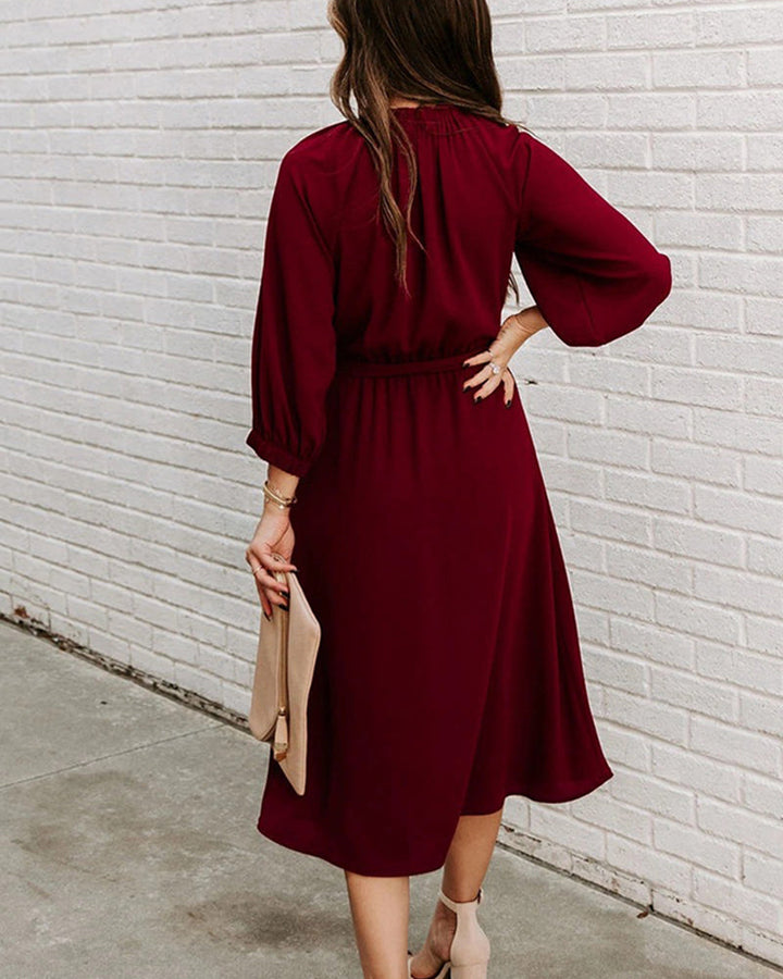 Levoire | Élégante Robe Midi Avec Encolure Ronde Et Ceinture Dans Un Style Luxueux