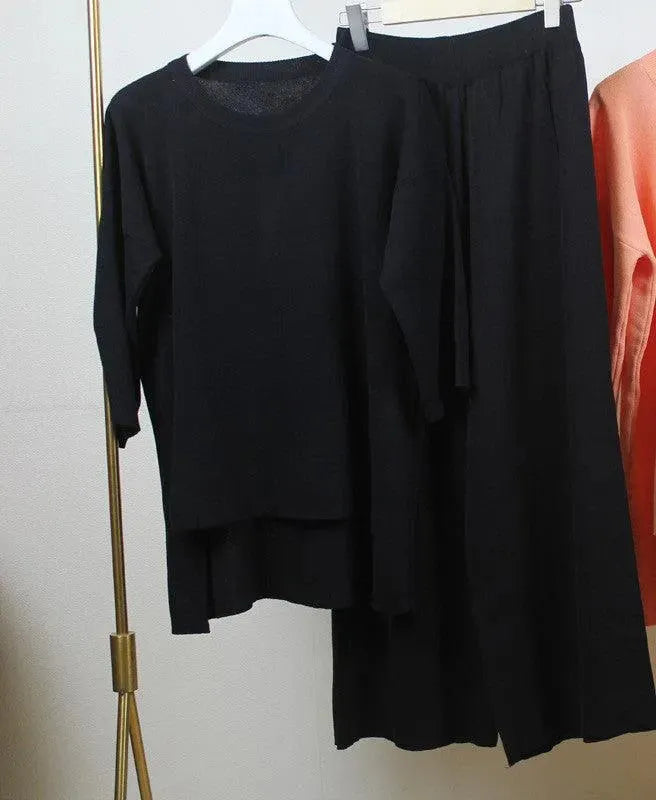 Levoire | Dans la robe pour femmes à taille haute et à deux pièces, il y a un tricot en soie, une fente et un col rond. Noir Taille moyenne