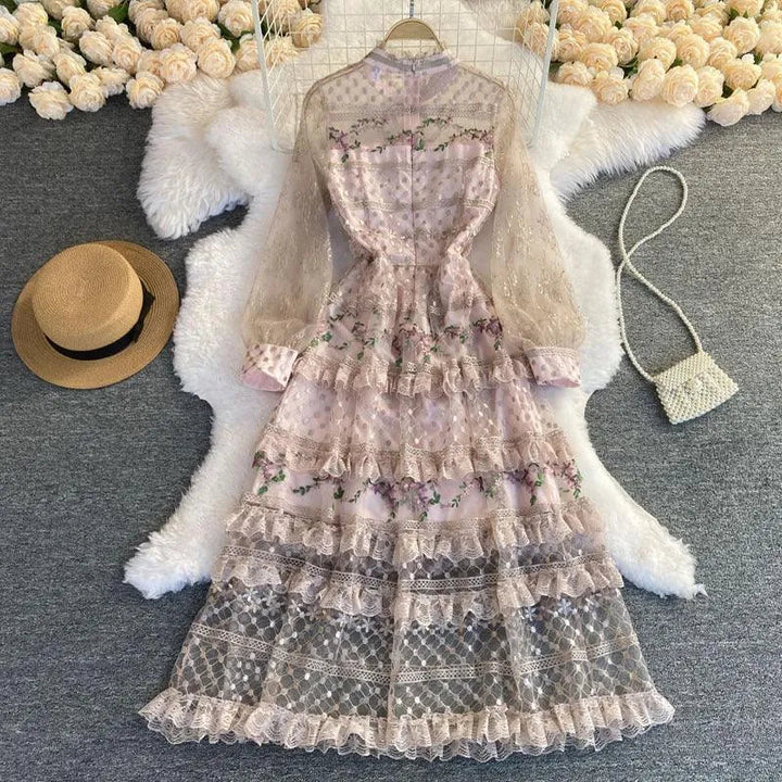 Levoire | Robe élégante avec des œillets en dentelle brodés
