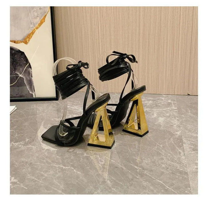 Levoire | Chaussures géométriques à talon avec sangle à la cheville