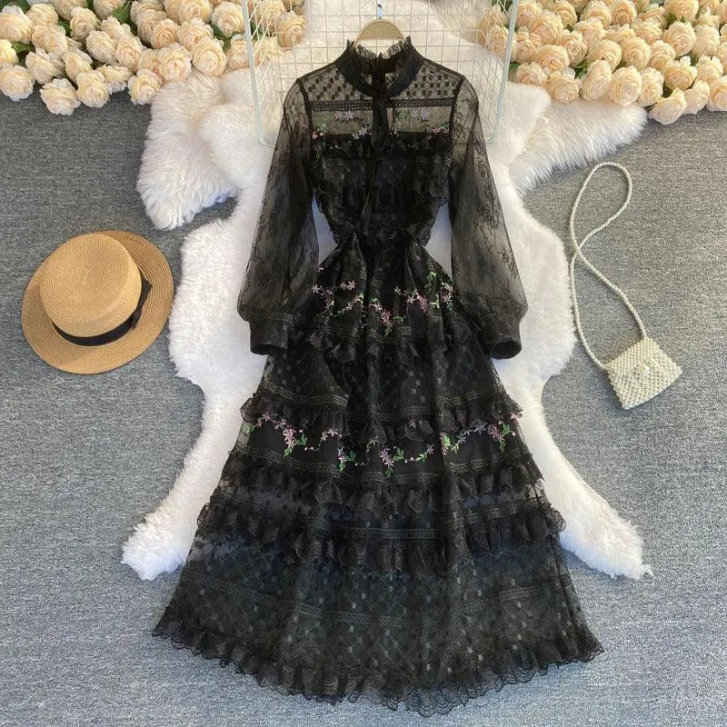 Levoire | Robe élégante avec des œillets en dentelle brodés Noir Une taille