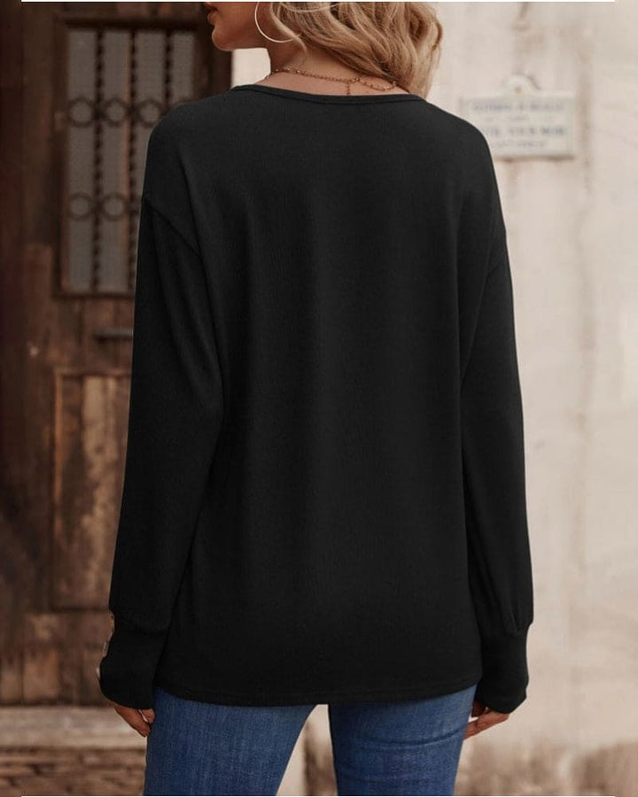 Levoire | Une Blouse À Manches Longues Et Un Col En V