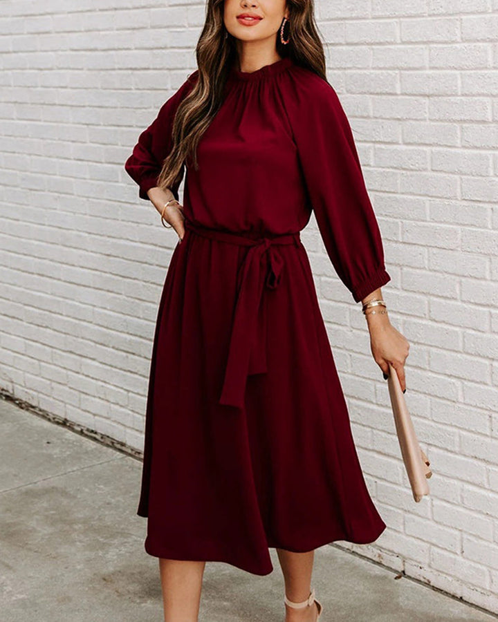 Levoire | Élégante Robe Midi Avec Encolure Ronde Et Ceinture Dans Un Style Luxueux