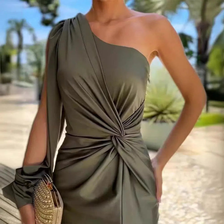 Levoire | Robe Slim Fit pour femmes en couleur unie, avec des bretelles diagonales et un nœud