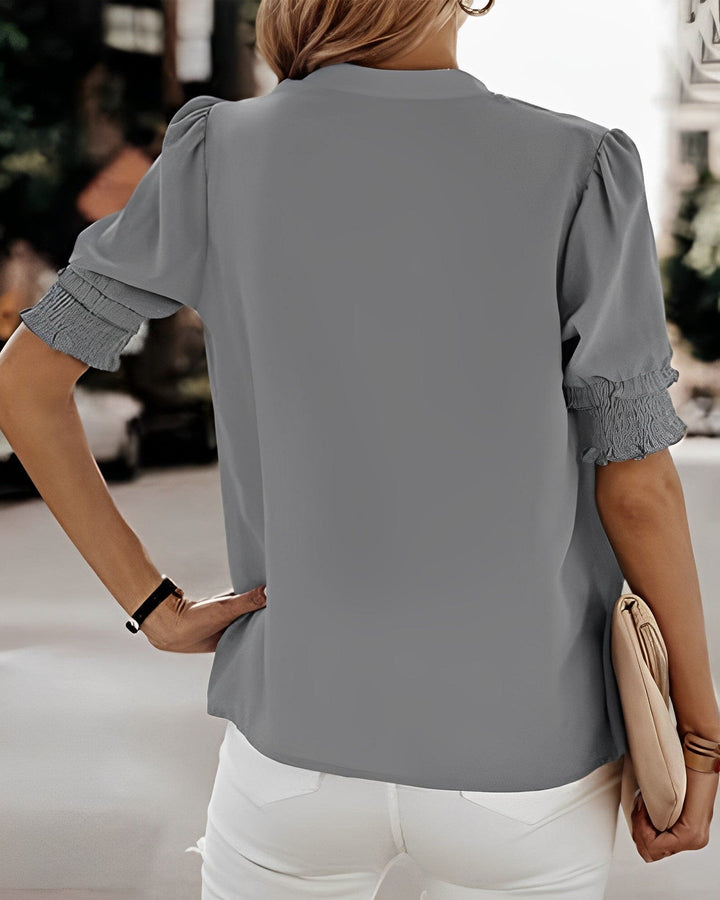 Levoire | Chic Top À Manches Courtes Bouffantes Avec Col En V Dans Un Style Classique