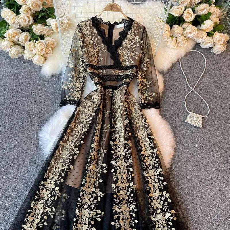 Levoire | Robe pour femmes avec des fleurs Noir doré