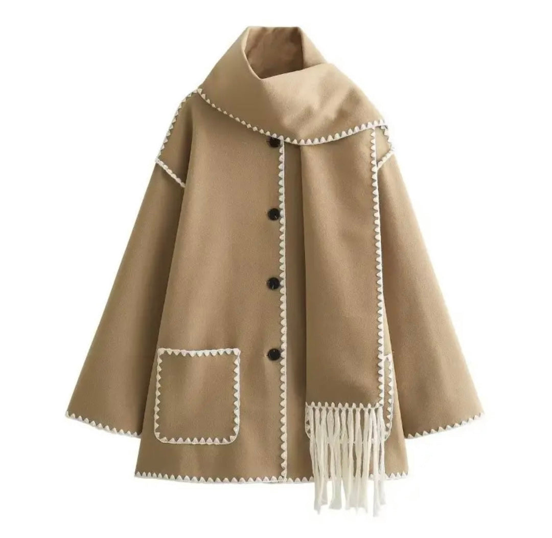Levoire | Manteau Élégant Avec Garniture Noire Et Détails À Franges Beige