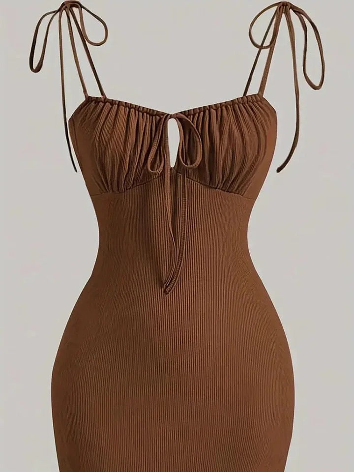 Levoire | Robe À Bretelles Brune Avec Fronces Et Décolleté En Forme De Clé