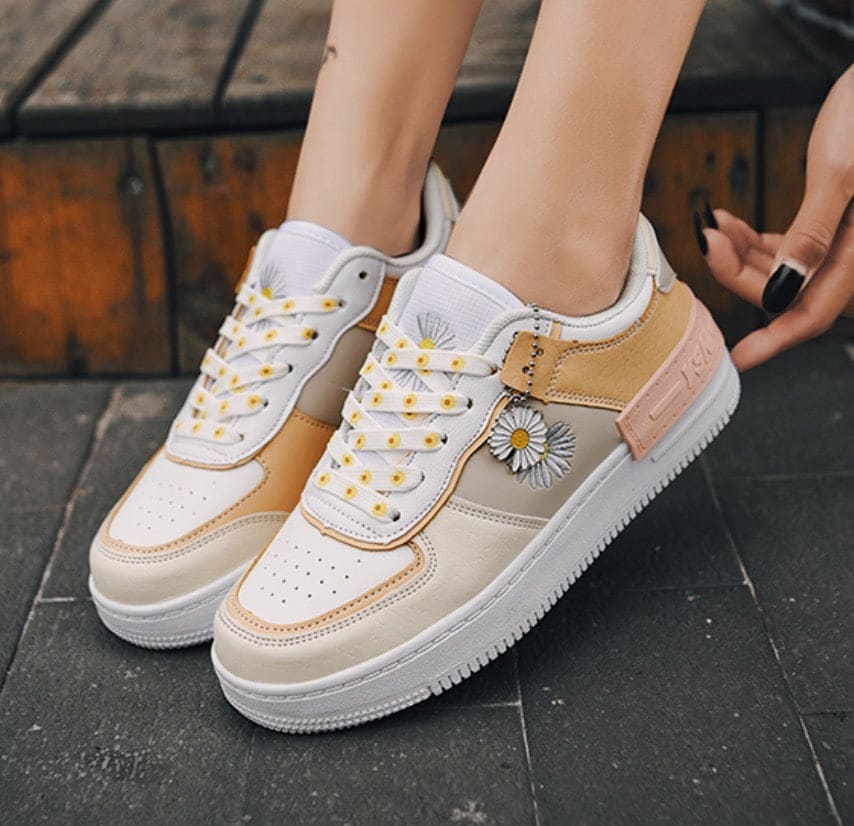 Levoire | Chaussures À Fleurs Dans Le Style Des Années 1970 Pour Femmes Blanc-Beige