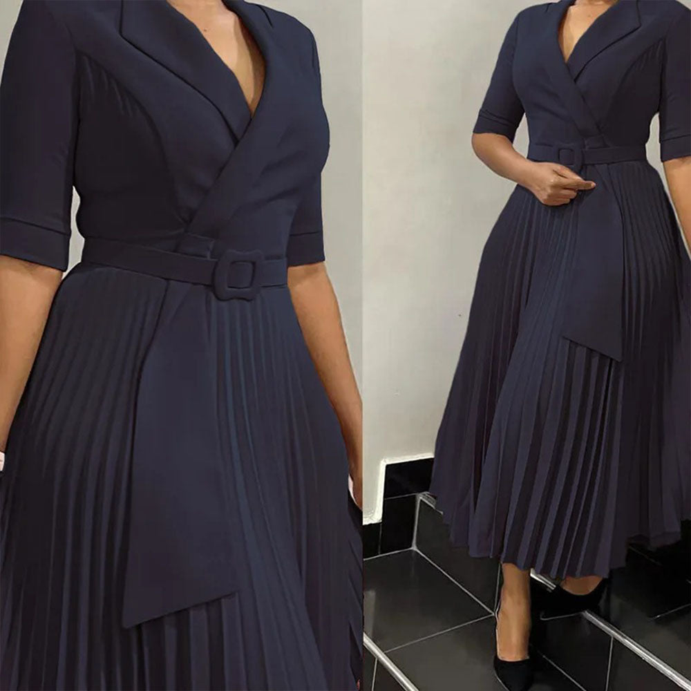 Levoire | Robe plissée à col en V à manches courtes avec ceinture boucle Gris de mer