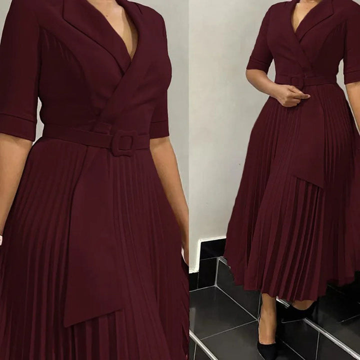 Levoire | Robe plissée à col en V à manches courtes avec ceinture boucle Tummanorja