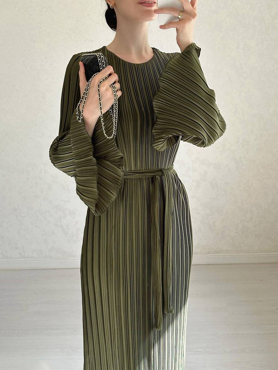 Levoire | Robe Longue Fluide Ceinturée Col Rond À Manches Trompettes Élégante Soirée De Bal Olive
