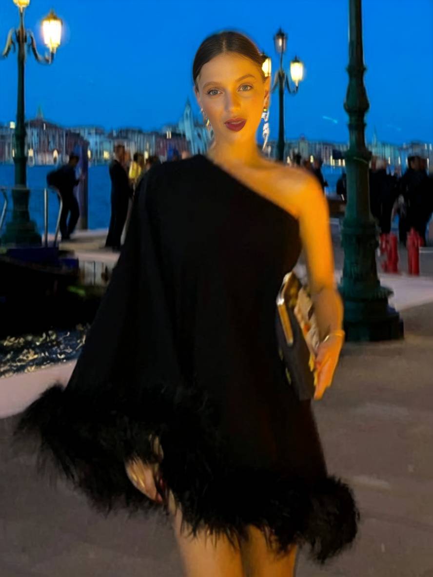 Levoire | Robe Trapèze Courte En Plumes À Une Épaule Avec Manches Cape Pour Femmes, Robe De Cocktail Élégante Pour Soirée De Bal De Fin D'Année. Noir