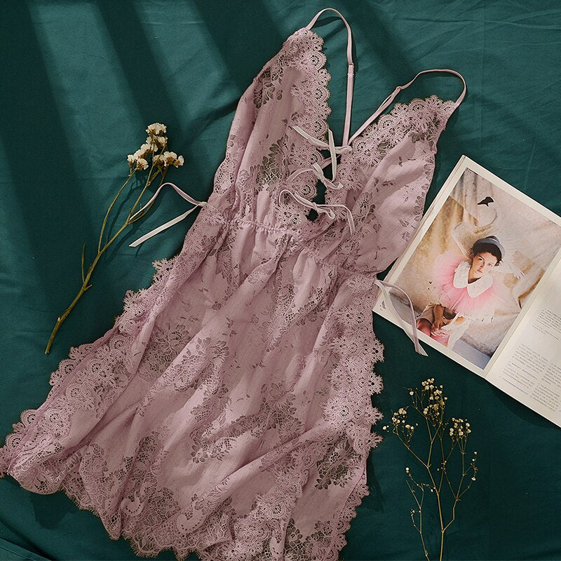Levoire | Chemise De Nuit En Dentelle Avec Décolleté Sensuel Lila Universel