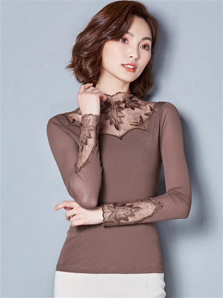 Levoire - Blouse en dentelle avec col roulé Braun