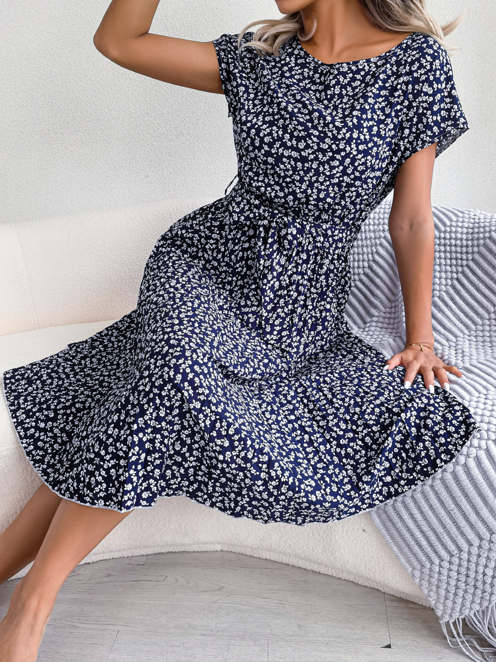 Levoire | Robe Élégante À Fleurs Avec Jupe Plissée Et Ceinture Bleu marine