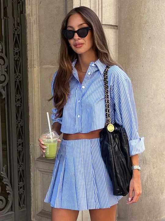 Levoire | Ensemble Élégant À Rayures Bleues Avec Top Court Et Jupe Plissée Bleu