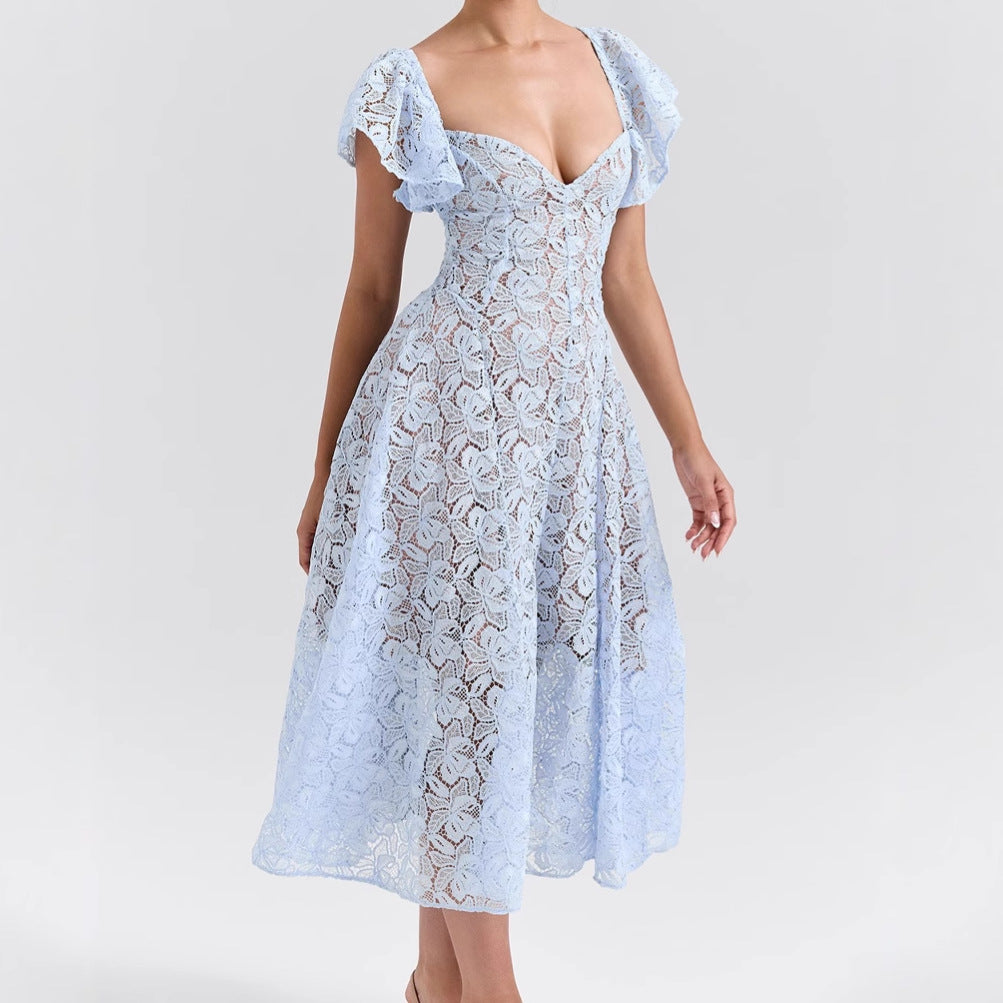 Robe maxi en dentelle pour femmes avec des volants volumineux et un décolleté subtil en forme de cœur Levoire