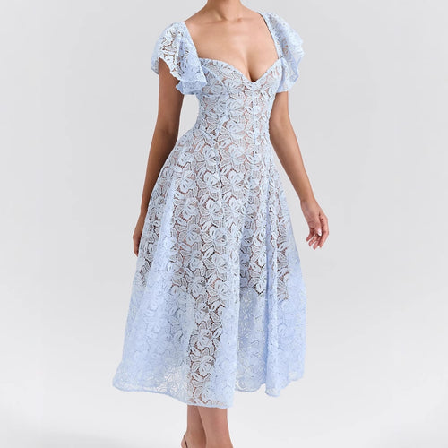 Robe maxi en dentelle pour femmes avec des volants volumineux et un décolleté subtil en forme de cœur Levoire