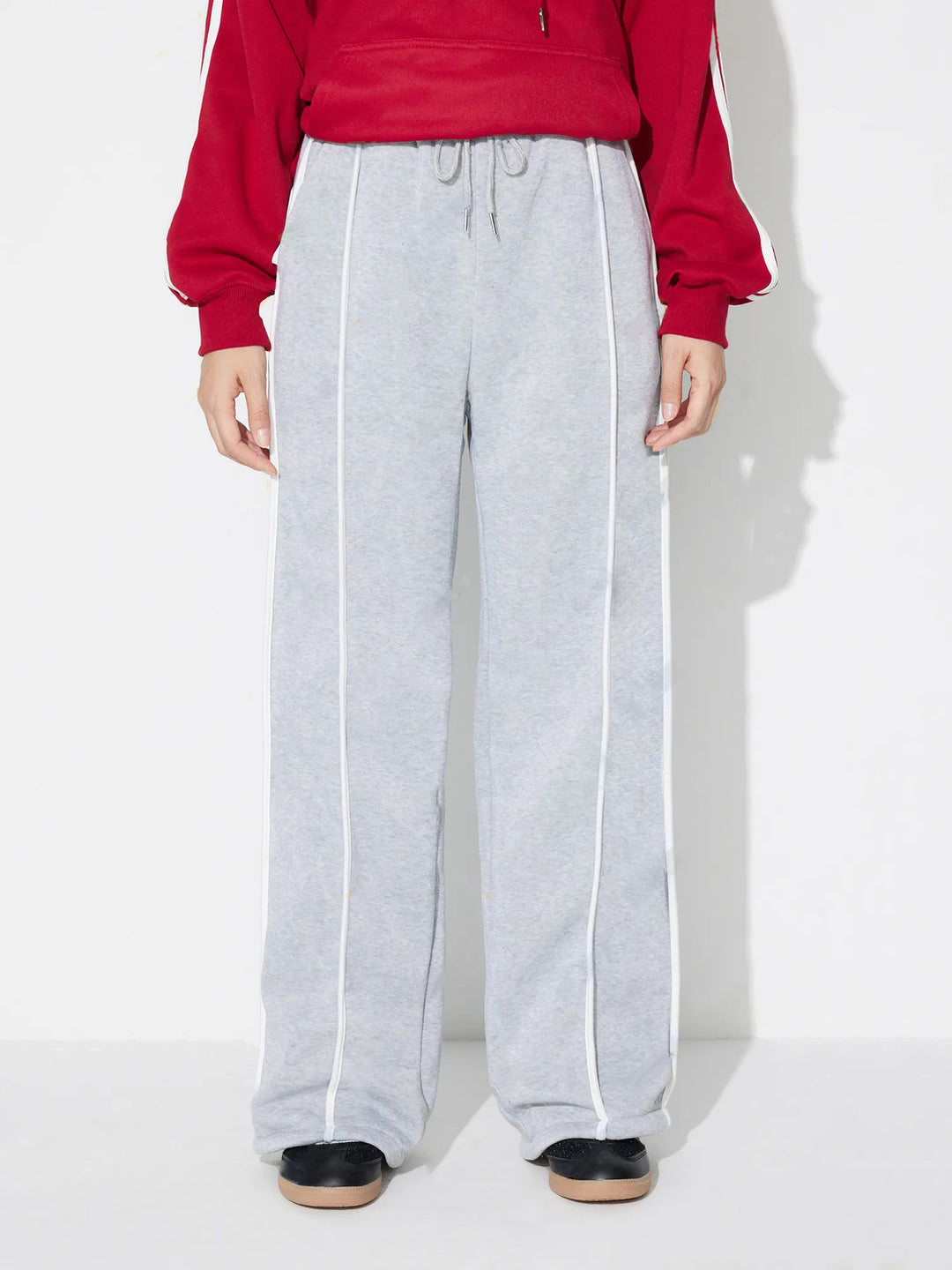 Pantalons d'entraînement décontractés pour femmes dans une coupe moderne avec une taille élastique et des inserts latéraux stylés Levoire