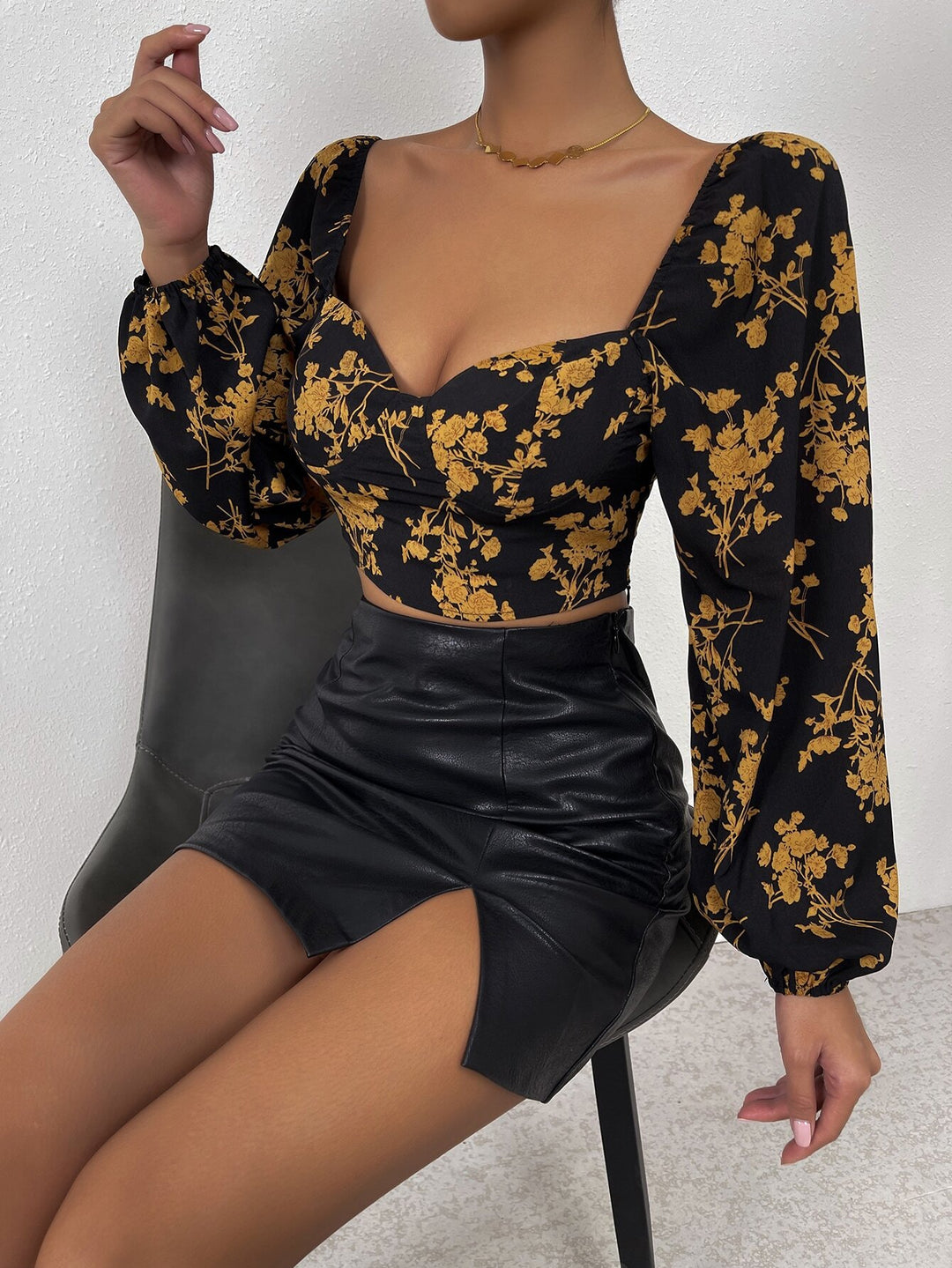 Top court féminin avec motif floral et élégante manches bouffantes Levoire