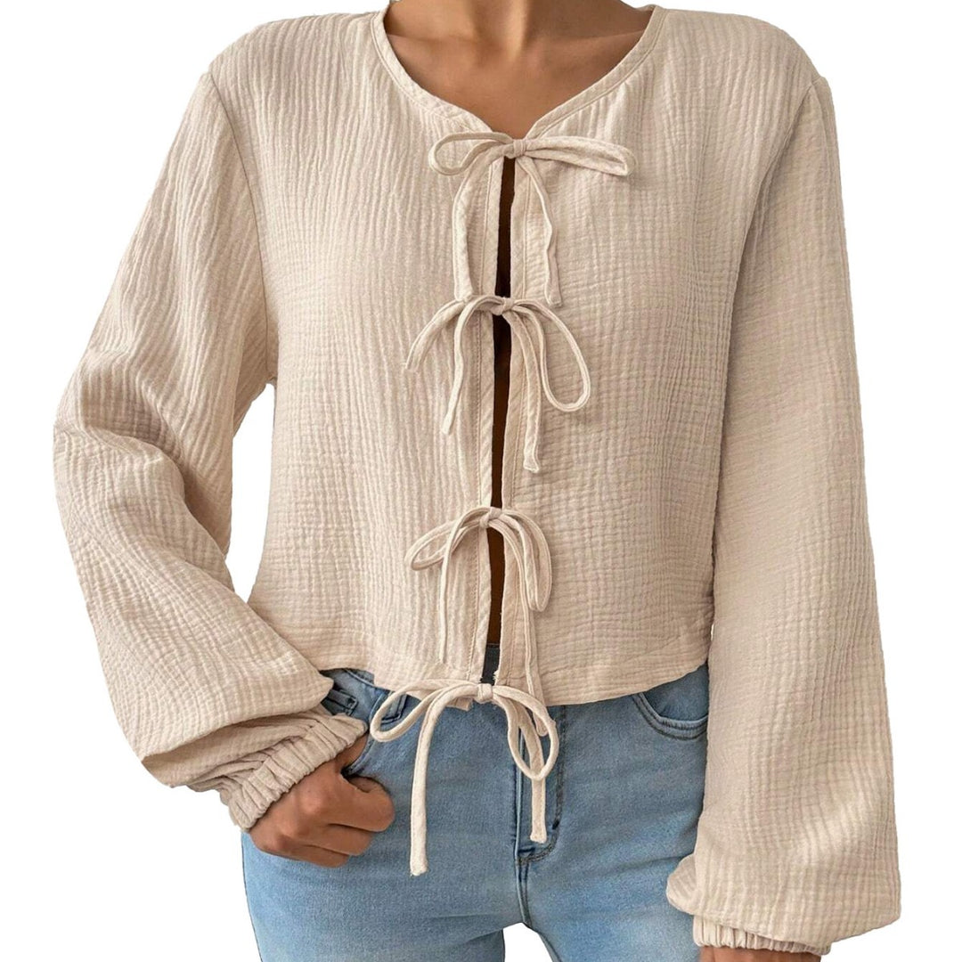 Haut blouse court pour femmes avec des détails de lacets sophistiqués Levoire