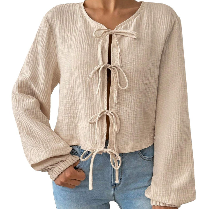 Haut blouse court pour femmes avec des détails de lacets sophistiqués Levoire