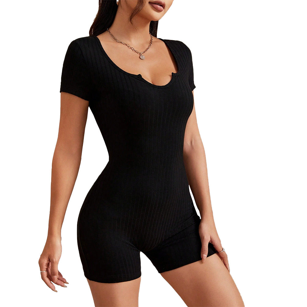 Salopette courte pour femmes avec un élégant col en V et une texture côtelée minimaliste Levoire