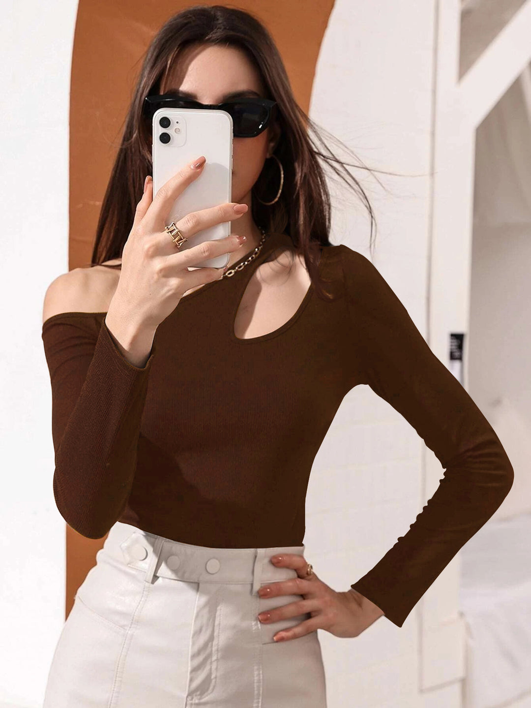 Haut asymétrique à manches longues pour femmes avec découpe élégante Levoire