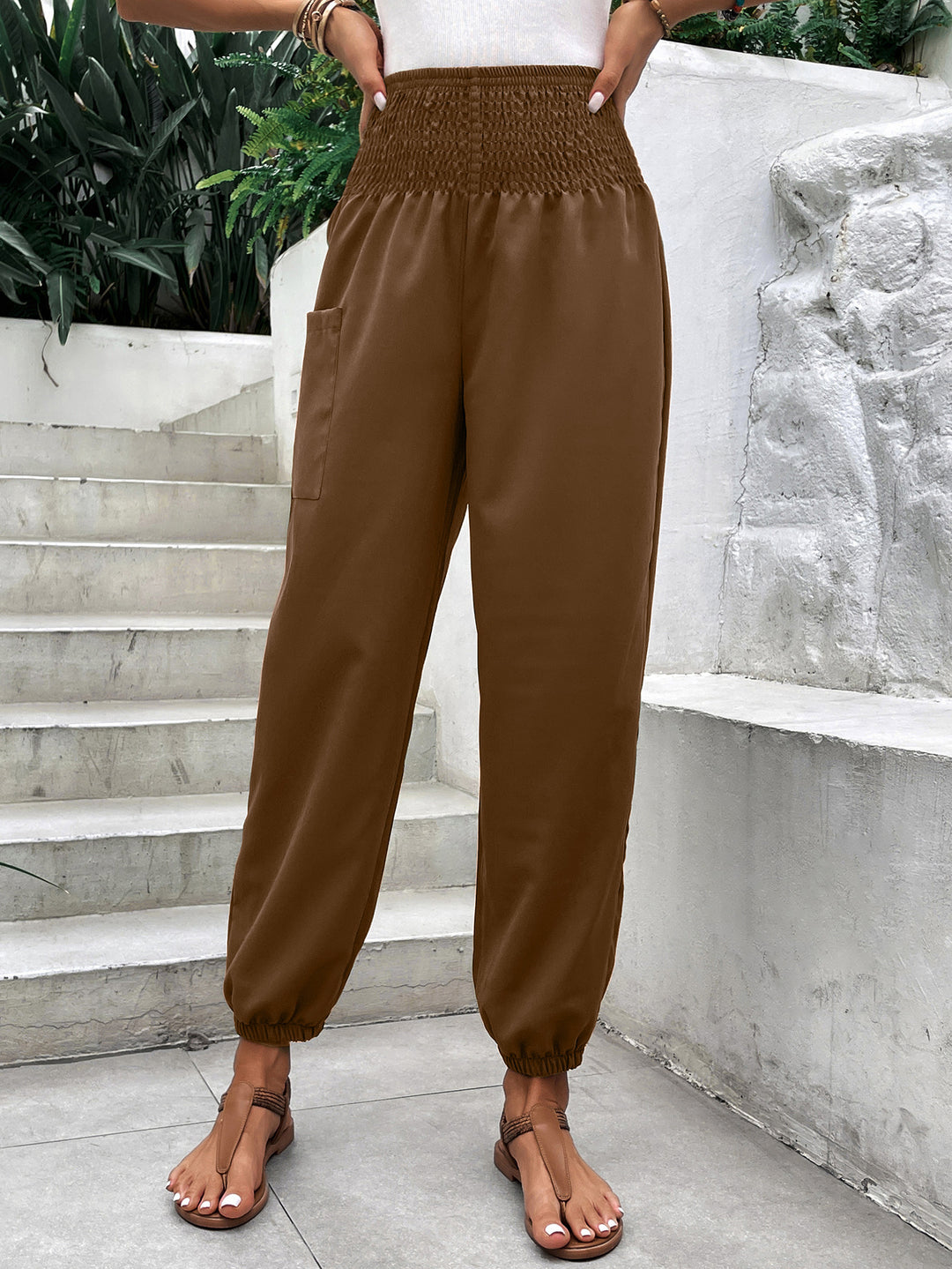 Pantalons de loisirs légers pour femmes avec une taille élastique et des poches latérales pratiques Levoire