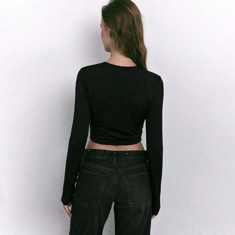 Chemise à manches longues courte pour femmes avec une découpe tendance et des détails en anneau décoratifs Levoire