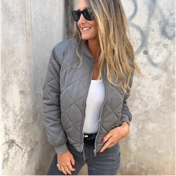 Veste bomber matelassée pour femmes dans une coupe décontractée avec une coupe confortable Levoire