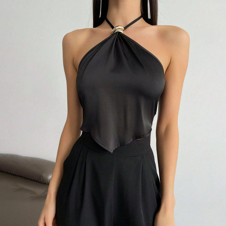 Haut élégant à encolure halter pour femmes avec tissu brillant et nœud décoratif Levoire