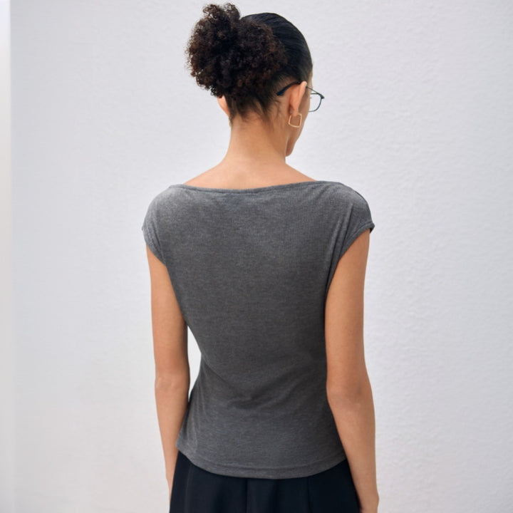 Haut élégant pour femmes avec un design drapé asymétrique Levoire