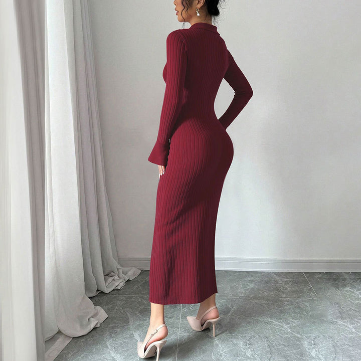 Robe longue à manches longues pour femmes avec un design côtelé près du corps et un col élégant Levoire